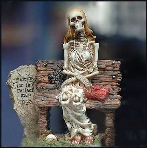 esqueleto de mujer en un banco esperando